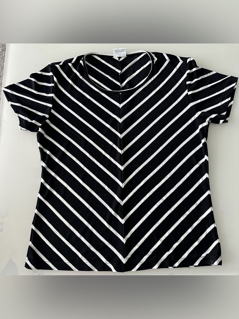 Black & White Striped V-Neck Top FIT size M jersey